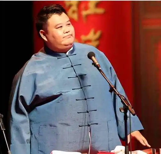 德云社的相声演员真的很赚钱,孙越在街上遛电子狗,用小锅换京城公寓