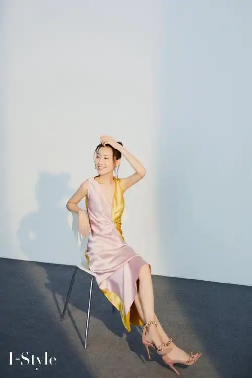 高露深v连衣裙性感写真图片66