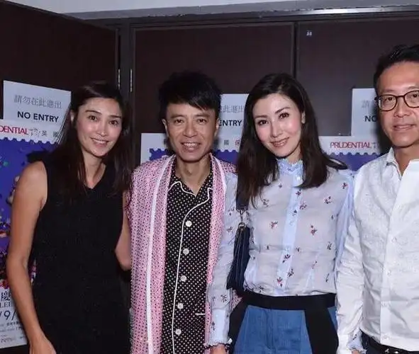 李嘉欣罕见参加豪门派对一身摇滚范高调秀性感浓妆艳抹大变样