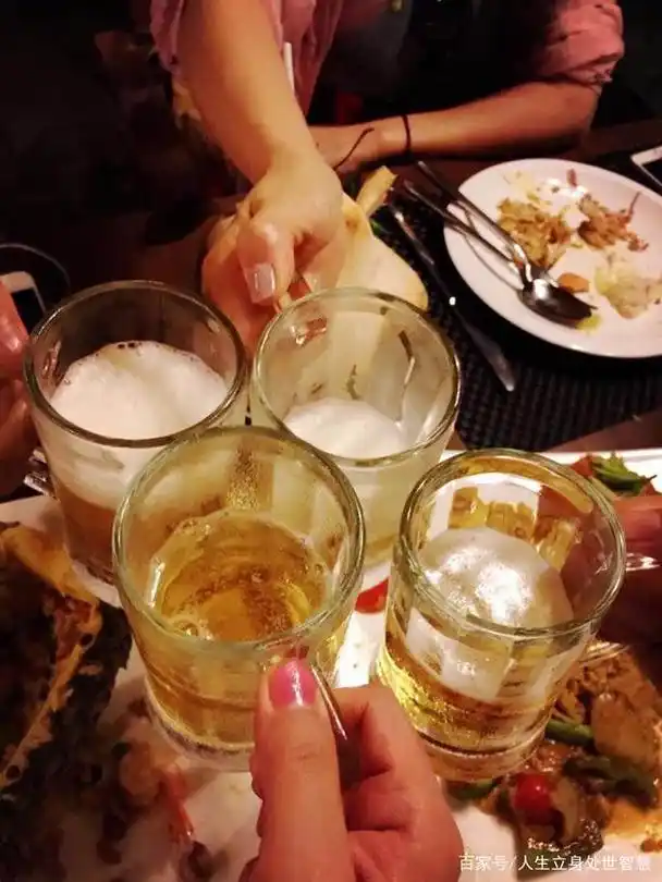 饭局识人术:酒桌上,有这二个表现的人,往往难成大器,很准