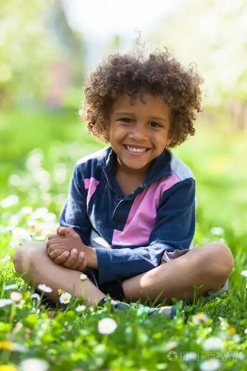可爱的非洲裔美国小男孩玩户外-黑色的人照片-正版商用图片1fgrll-摄