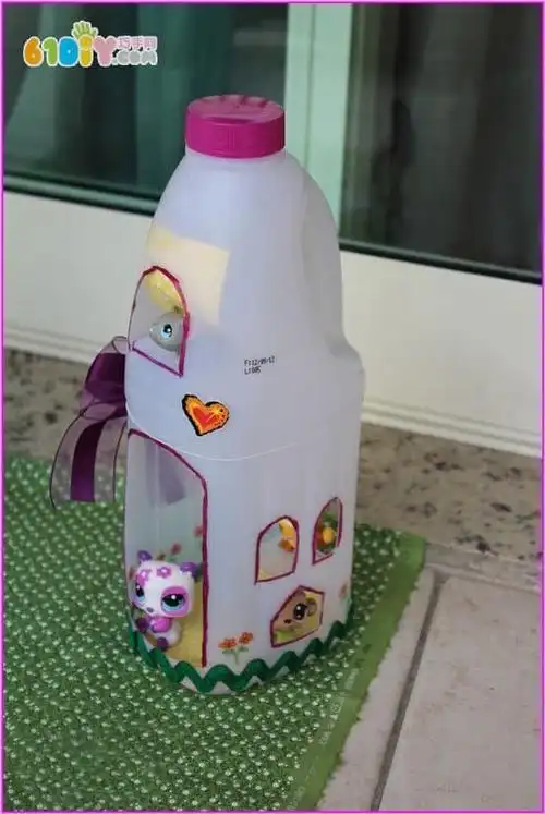 利用洗衣液桶制作娃娃房子