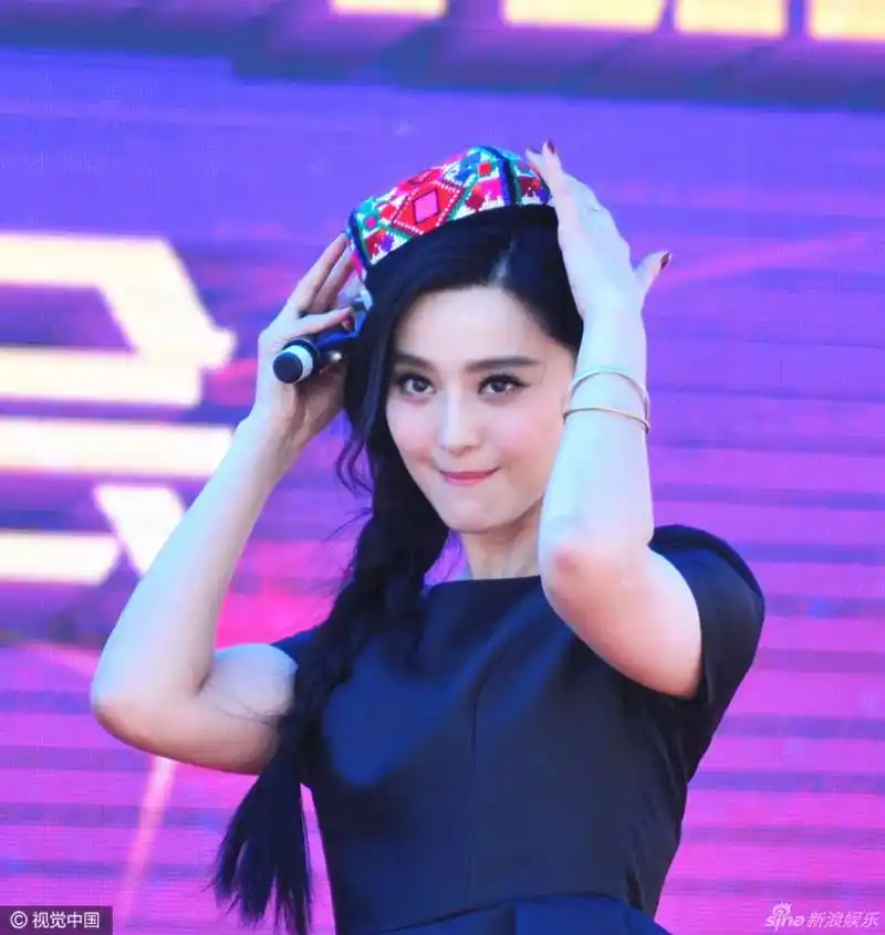 组图:范冰冰扎麻花辫空降新疆 戴民族花帽卖萌_高清图集_新浪网