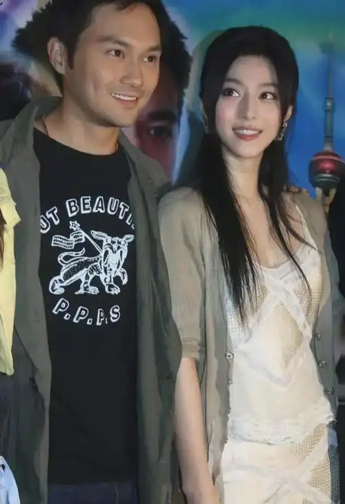 范冰冰20岁进组照曝光!白色吊带裙搭小针织,网友:美过头了!