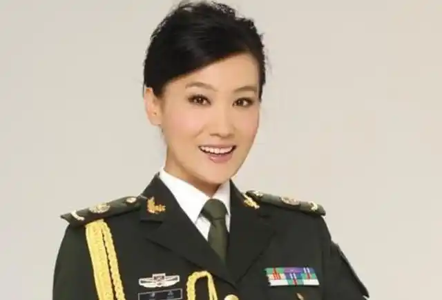 军装还得军人穿这12位女歌手的军装照个个英姿飒爽韵味十足