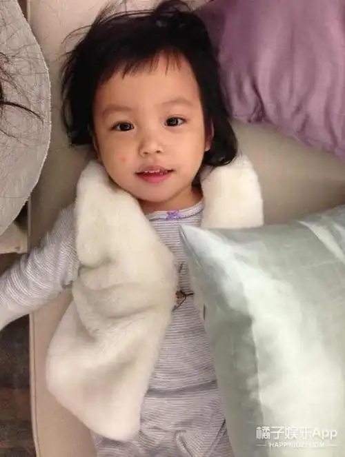 赵薇女儿小四月近照曝光大眼睛小圆脸特水灵