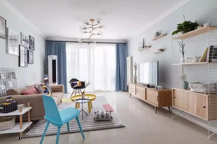 客厅不做吊顶,既简单又大方