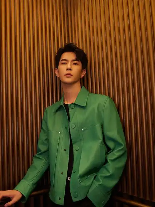 于朦胧亮绿皮衣复古感十足 梳碎发眉眼清秀少年感满满