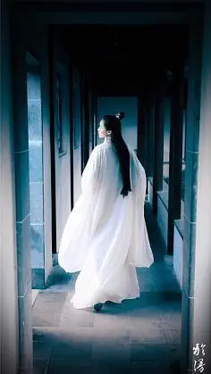 白衣没吃药也觉得自己萌哒哒!*采集到古装剧背影美女采集duitang.