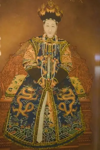 在裕陵展出的河北农民创作的孝恭仁皇后德妃玻璃画