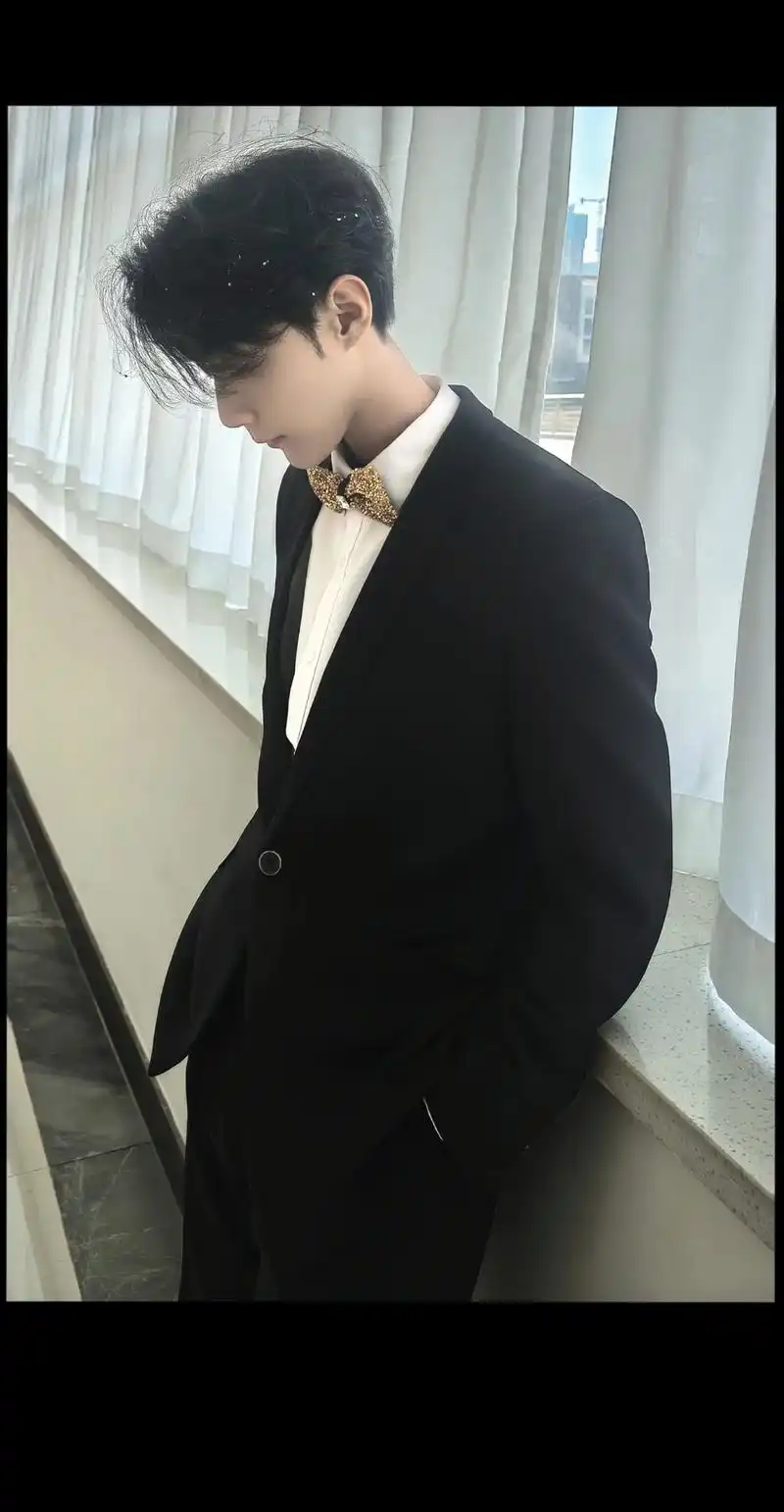 风华正茂,当然要落落大方#黑色系 #西装杀 #禁欲系 #侧颜 - 抖音