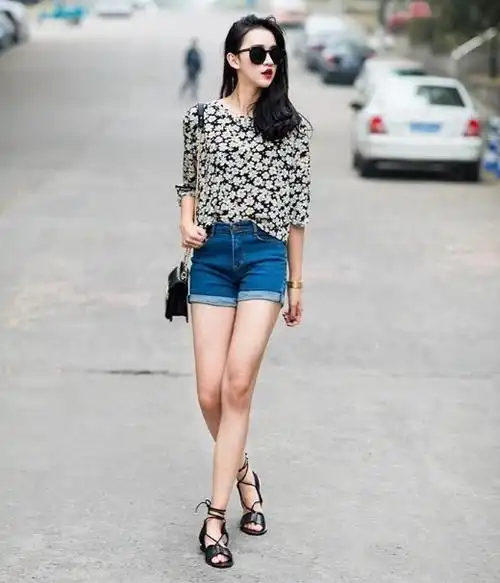 短裤能很好的让腿看起来更长,平底凉鞋有它的舒适感,这样的搭配不会