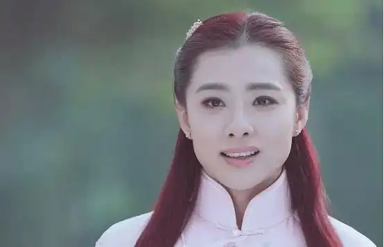 奥运冠军刘璇亮相,大胆女生又显知性美,曾晒"孕期倒立"惹争议