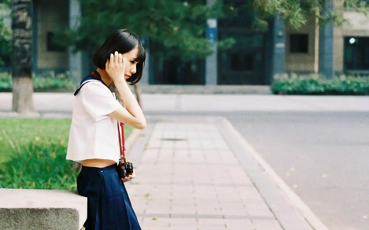 短发美女胶片风唯美桌面壁纸