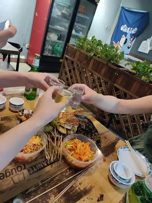 uus分享一下你们出去跟朋友喝酒干杯拍的照片好咩我需要治愈0707