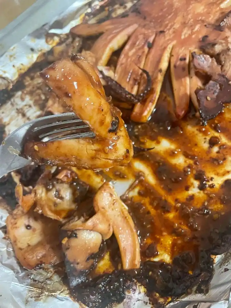 鱿鱼洗净 里面的内脏扔掉 鱿鱼眼鱿鱼牙之类的也去掉 在上面剪出一条