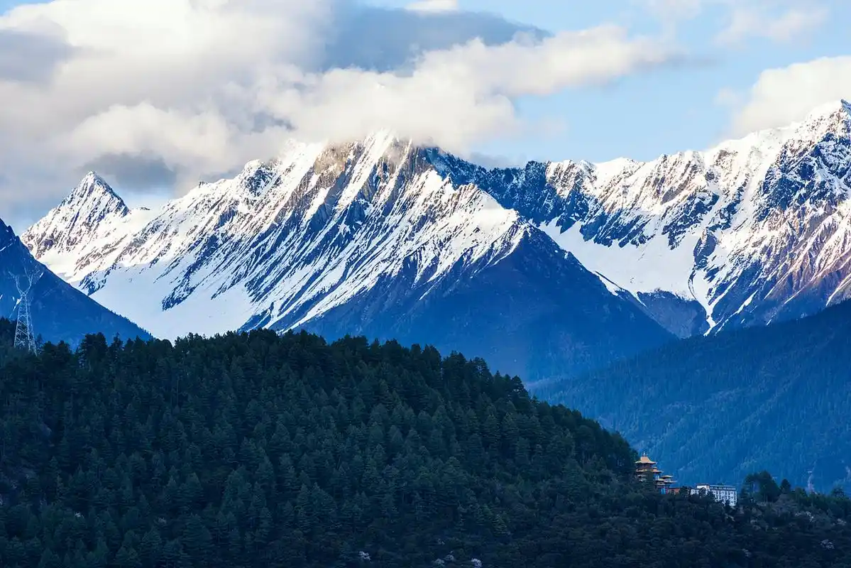 南迦巴瓦峰位于中国西藏自治区林芝市,是喜马拉雅山脉东端的一座山峰