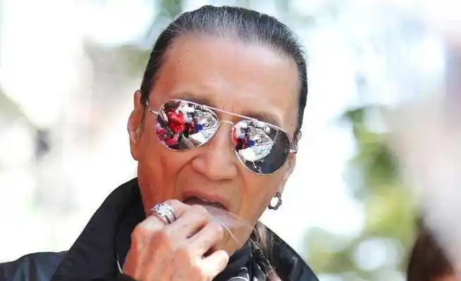 84岁谢贤摘掉墨镜:新片宣传真面目老态尽显,瘦成皮包骨