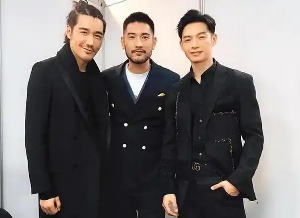 高以翔的个性中混合了一些柔和和文雅的元素,他的五官相较于胡兵稍显