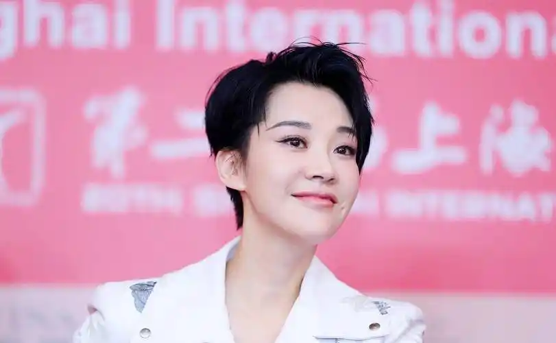 53岁金成铃大方晒身材,新短发造型模仿冻龄女神许晴_保养_皮肤_运动