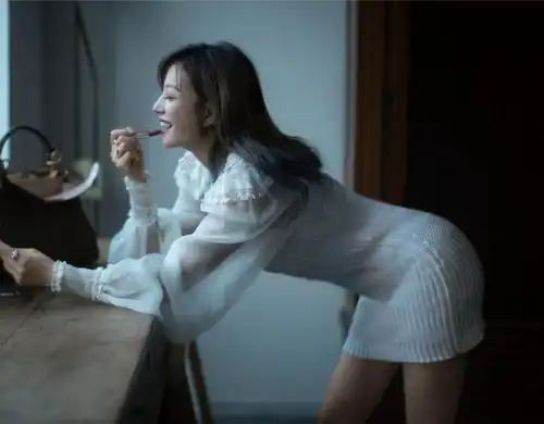 赵薇瘦回颜值高峰,穿白色裙装坐沙发上剪指甲,对镜擦口红很俏皮