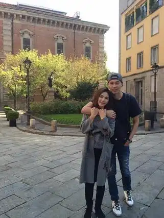 ella米兰疑泄怀孕迹象 衣着宽松老公紧贴身