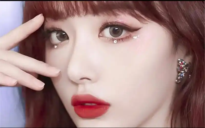 孔雪儿仿妆爆闪女团眼妆