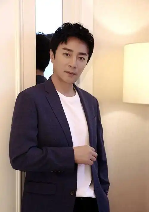 何中华个人资料写真作品图片大全,个人经历最新消息