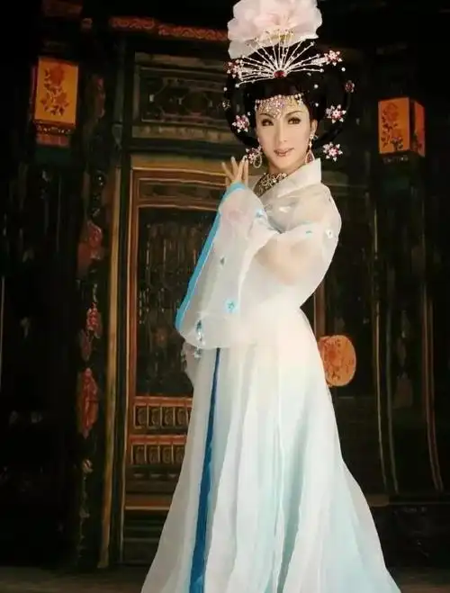 李玉刚女装扮相超炫来袭吉视春晚演播室内尖叫连连