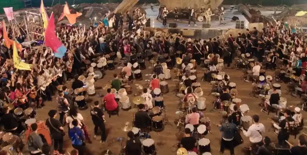 缝纫机乐队场面再现传承摇滚精神忠于内心信仰