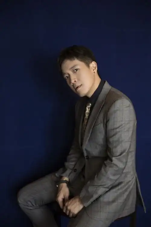 《怒海潜沙&秦岭神树》"铁三角"亮相红毯 张博宇沉稳大气显风度