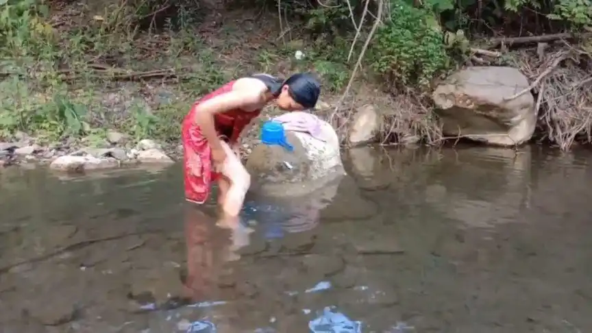 在河边洗澡的女孩