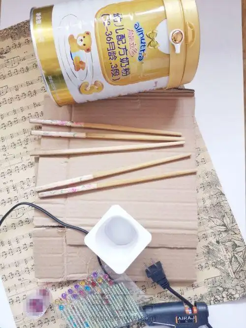 奶粉桶改造成一个桌摆花器