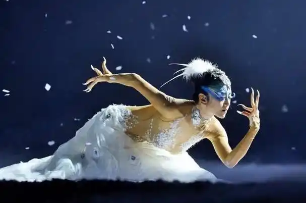 春晚连转4小时的小彩旗,21岁胖到认不出,杨丽萍: 不考虑再培养她