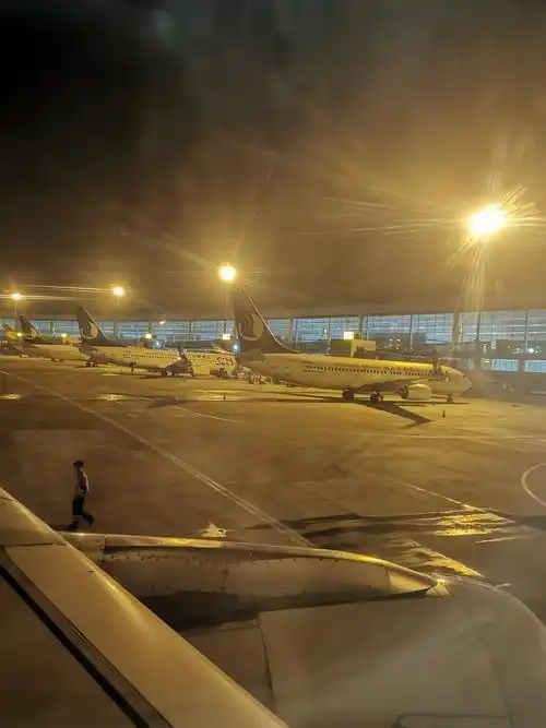 晚上10:16到达重庆江北国际机场,等候飞往西安.