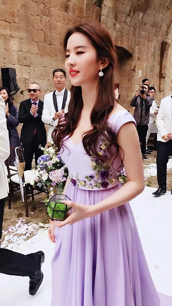 刘亦菲两次当伴娘,拍摄角度奇怪,颜值无敌!