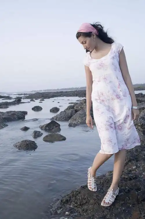 一个人,站,竖图,室外,白天,侧面,裙子,旅游,度假,海浪,海洋,沙滩,亚洲