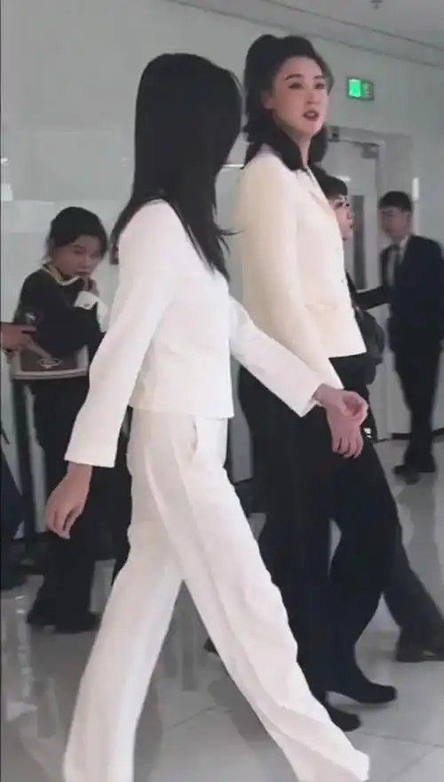 奚梦瑶与惠若琪同框热聊大长腿身材好让人羡慕