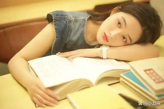 孙嘉璐书卷气好浓!由内而外散发恬静文雅气息