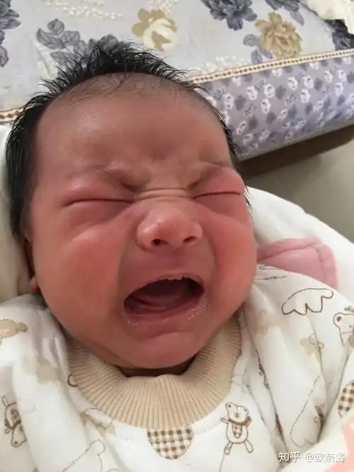 各位宝妈们你家的宝宝刚出生是不是很丑?后来变好看了吗?