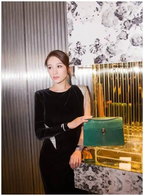 李小冉出席活动一袭丝绒裙配新发型眼神凌厉43岁美得霸气