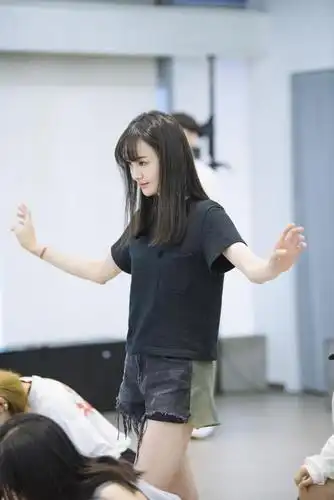 组图:郑爽黑t搭短裤又美又飒 带张恒跳舞逗趣十足
