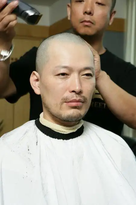 郑在泳首次尝试光头造型 出演康佑硕新作《藓》_韩国_电影网_1905.com