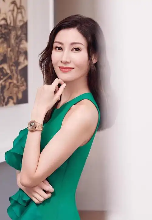 李嘉欣的照片引发热议网友关注她的身材与美丽