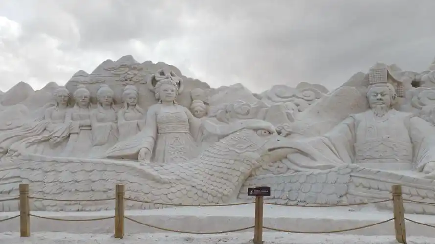 西王母和周穆王瑶池相会大型盐雕.传说中的地上的瑶池就是茶卡湖.