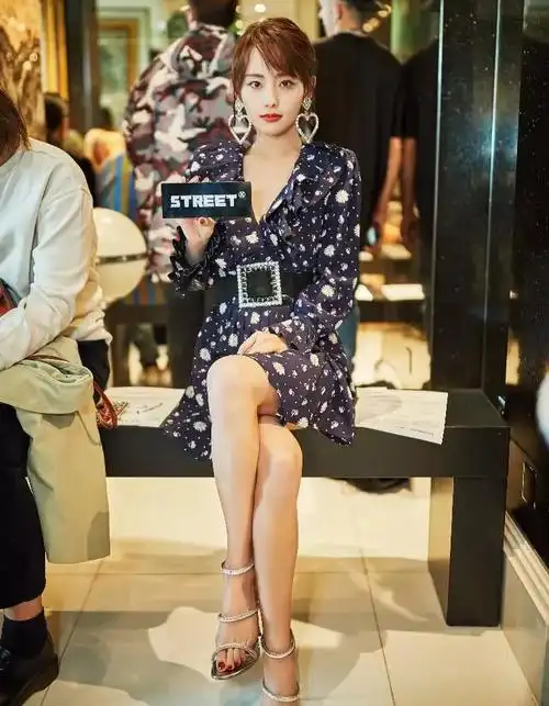 张嘉倪因太瘦撑不起高跟鞋,连脚趾都在用力,买超看了不心疼吗?