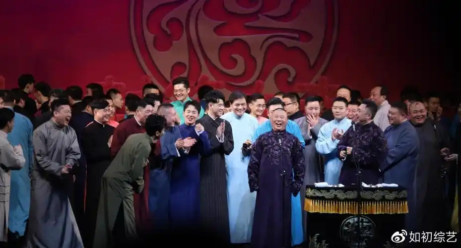 天津德云社被粉丝围观张云雷现身引骚动警惕相声饭圈文化