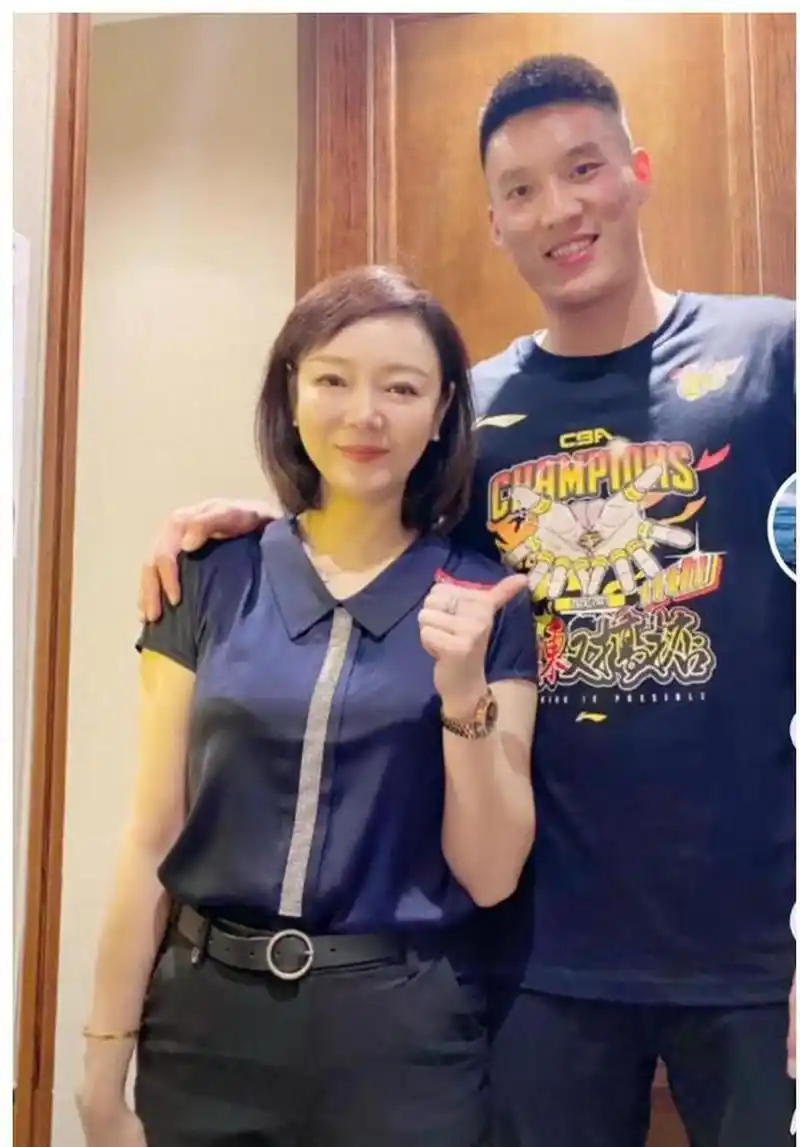 胡明轩的妈妈年过五旬,却依然容颜不老,令人惊叹!