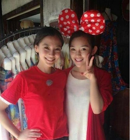 神仙姐姐刘亦菲和替身曾艺的近照,本人觉得两个人各有各的