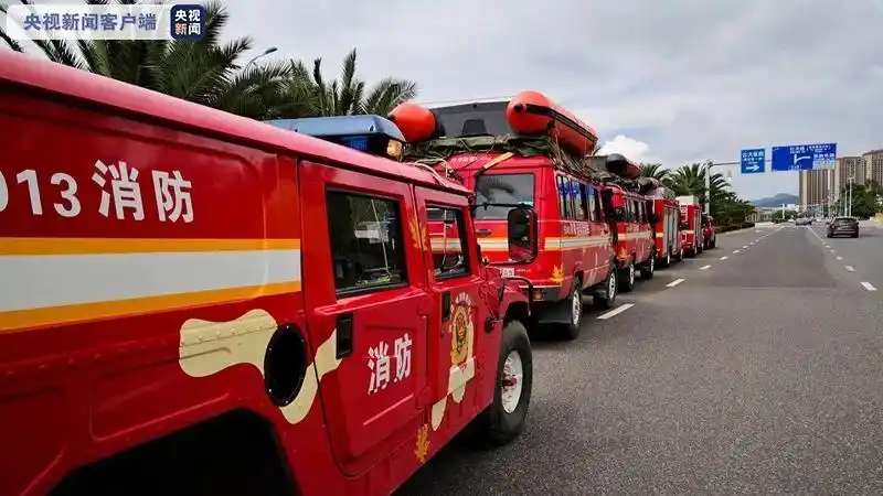 云南昆明紧急调集122名消防救援队员增援四川抗洪抢险